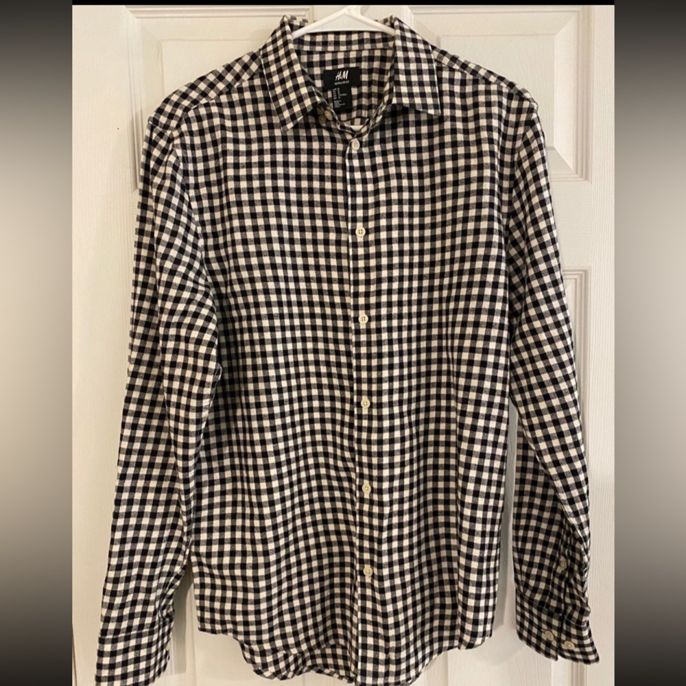 H&M Reg Fit Button Down Checkered Shirt 
Size M
